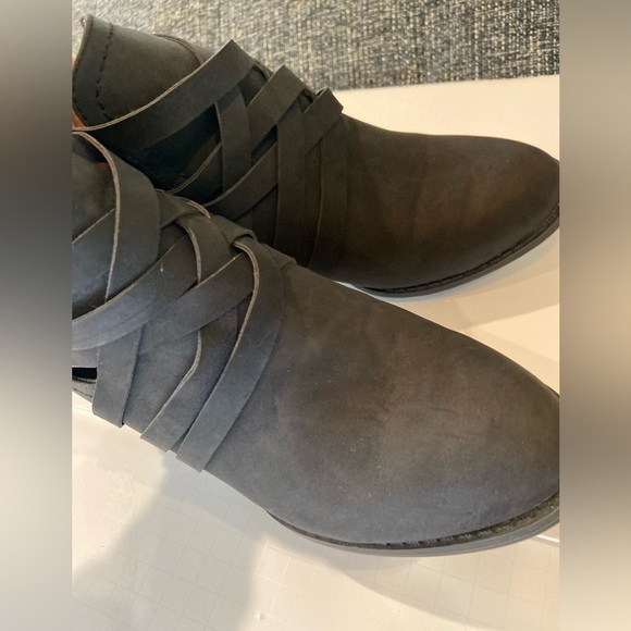 ShoeDazzle~Matte Black Faux Leather Criss Cross Strap Buckle Ankle Boot~Size 8.5 - Picture 3 of 11